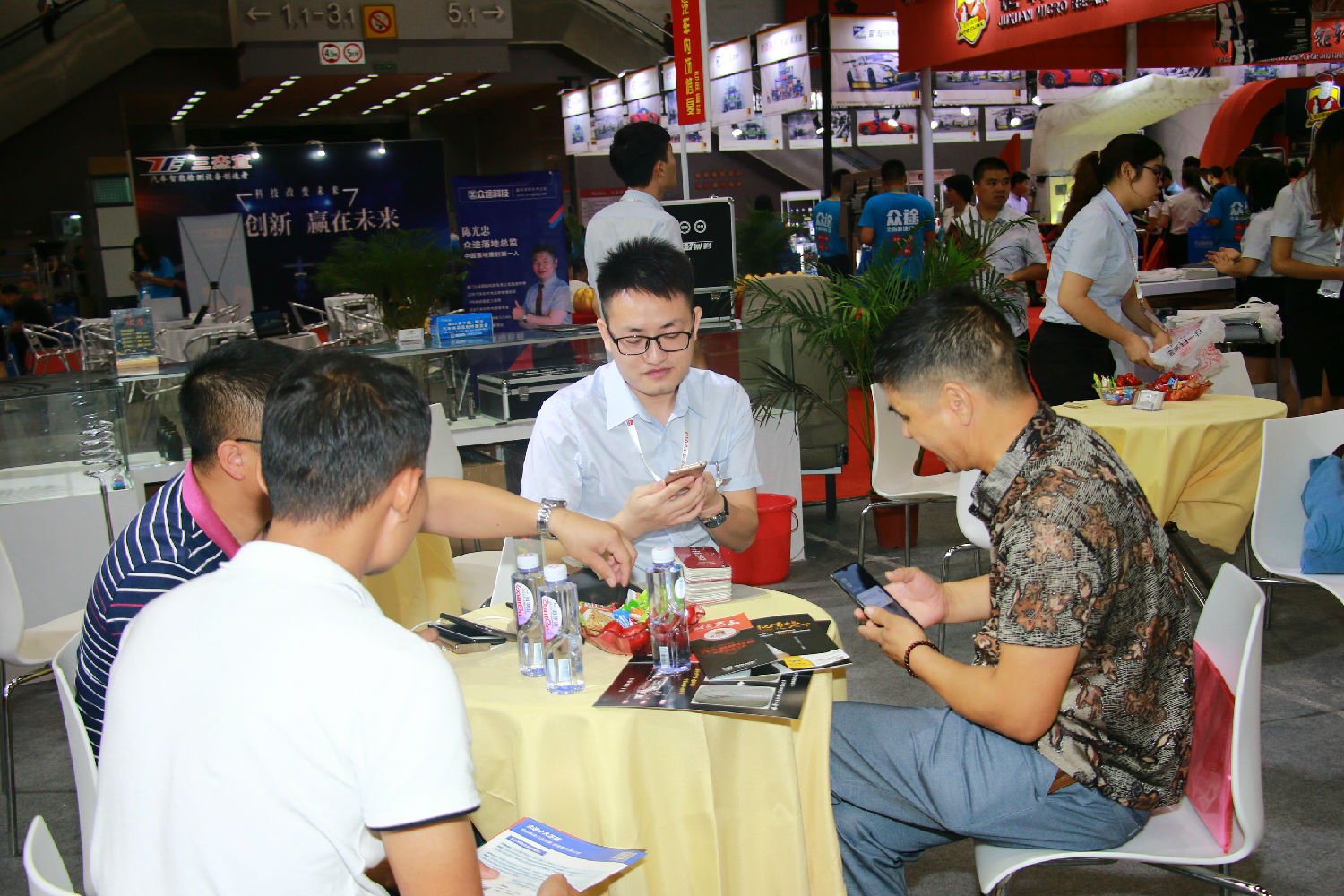 展会洽谈1.JPG..jpg 展会洽谈1.JPG..jpg